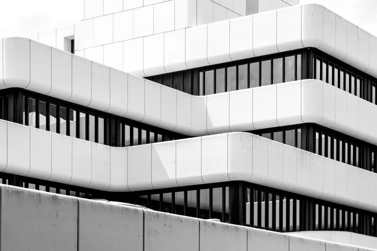 Façade blanche aux lignes courbes